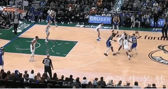 里德强突内线 转身勾手精准命中 里德强突内线 转身勾手精准命中